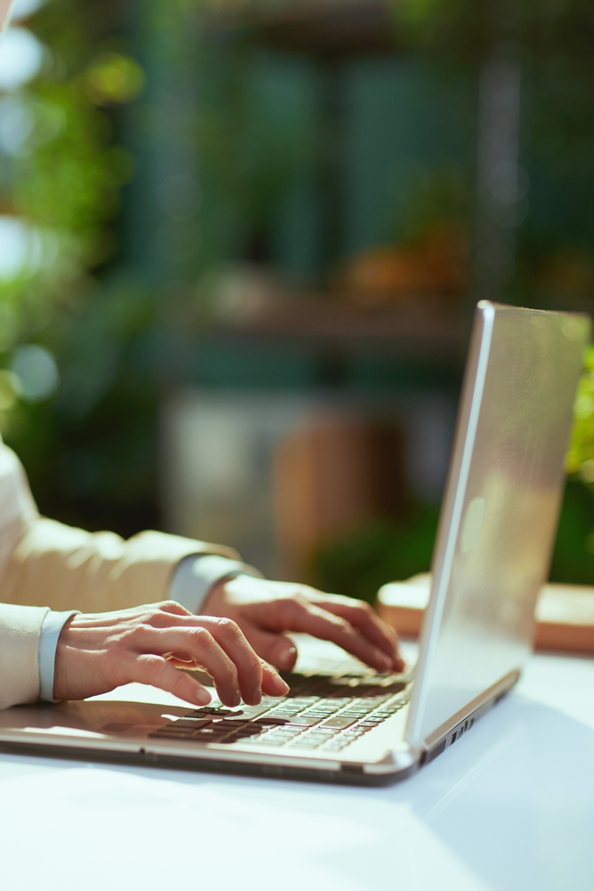 Closeup,On,Accountant,Woman,In,Green,Office,With,Laptop.